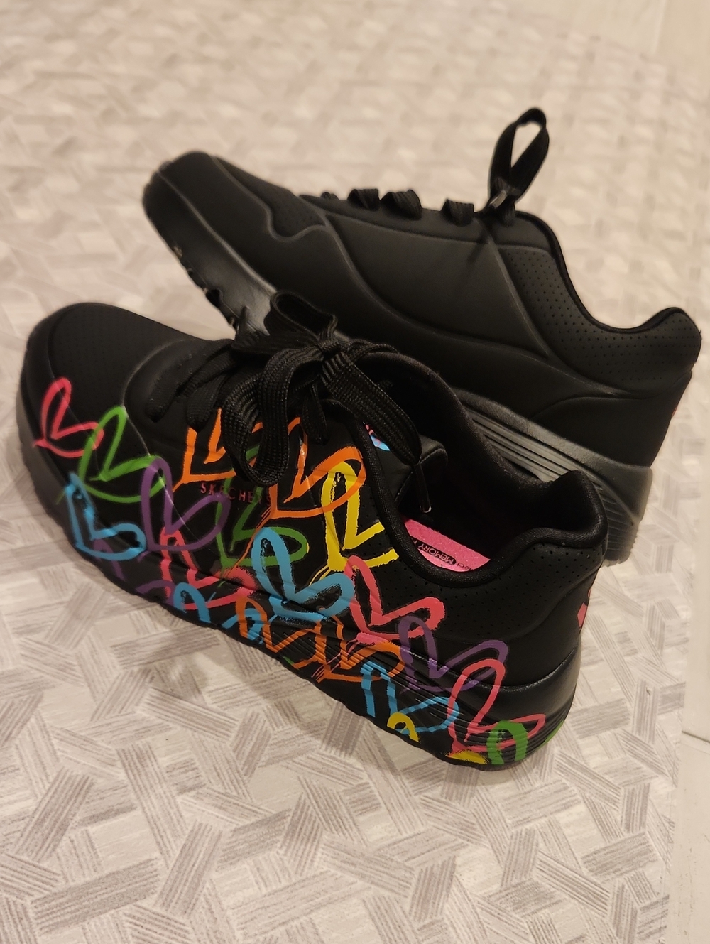 Skechers X JGoldcrown: Uno - SKids Black Sneakers with Multicolor Heart Graffiti